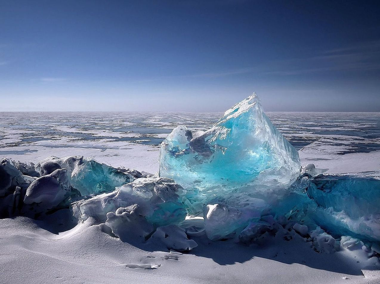 Una cresta de hielo vista al primer amanecer