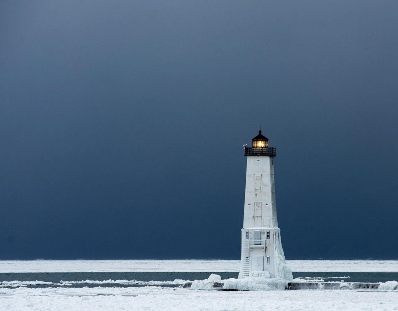 Un guía consultando datos de espesor de hielo junto a una ventana